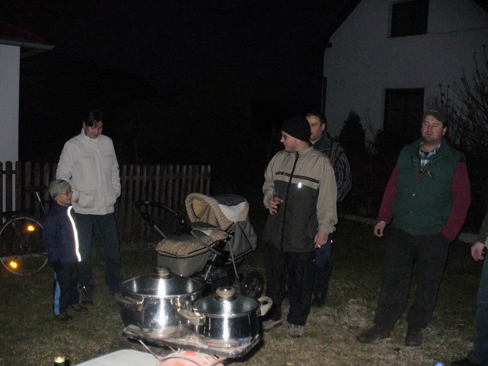 Dne 27.11.2011 prob�hlo slavnostn� rosv�cen� v�no�n�ho stromku. Kulturn� program si p�ipravila Eli�ka Bergmannov� a Kl�ra Mel��kov�