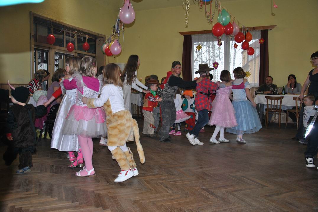 Skv�l� z�bava