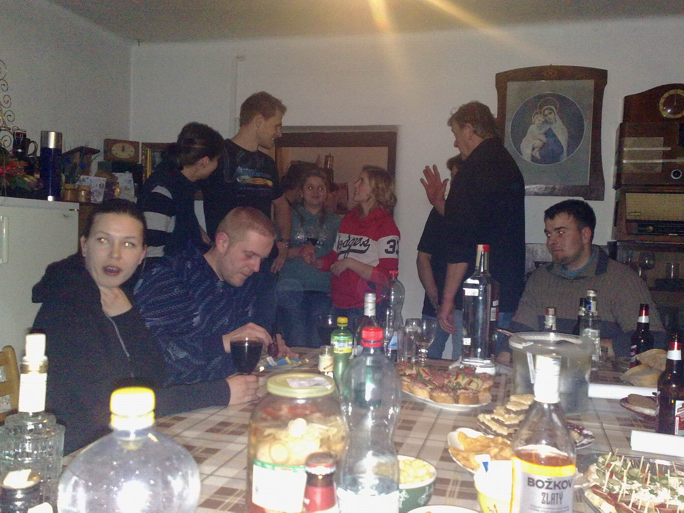 Stoly se jen prohbaly